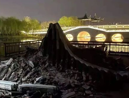 “膠”點(diǎn)事件：紹興迪蕩湖公園一處涼亭突然倒塌！